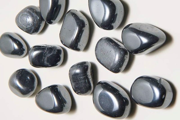 Do tính chất dễ trầy xước nên cần bảo quản đá Hematite cẩn thận