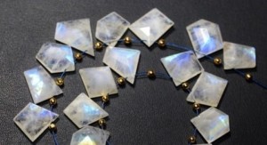 Đá mặt trăng moonstone hợp mệnh nào