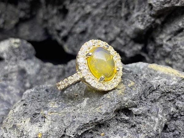 Đá Opal vàng với tên gọi đầy ấn tượng khác là đá Opal lửa