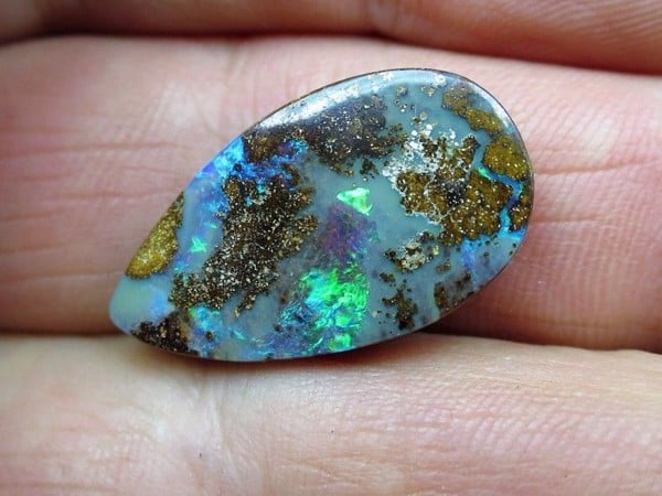Có thể quan sát hình dáng bên ngoài đá Opal để phân biệt thật giả