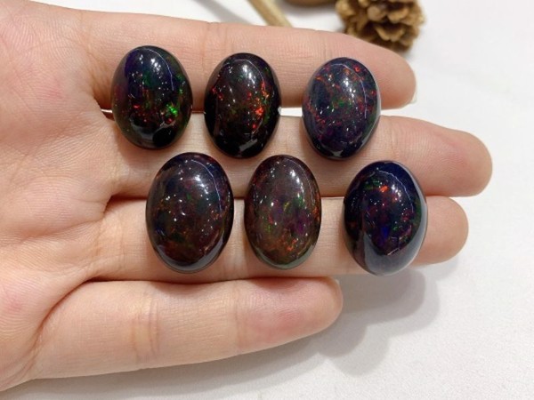 VIên đá Opal đen huyền bí