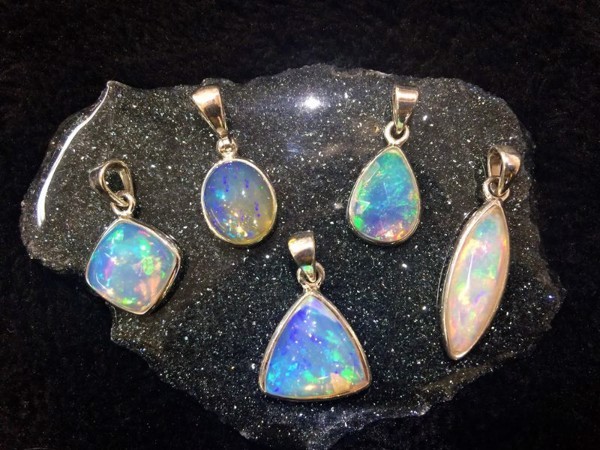Trang sức đá Opal phù hợp với mọi cung mệnh