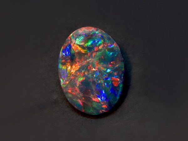 Đá Opal có hiệu ứng màu sắc độc đáo