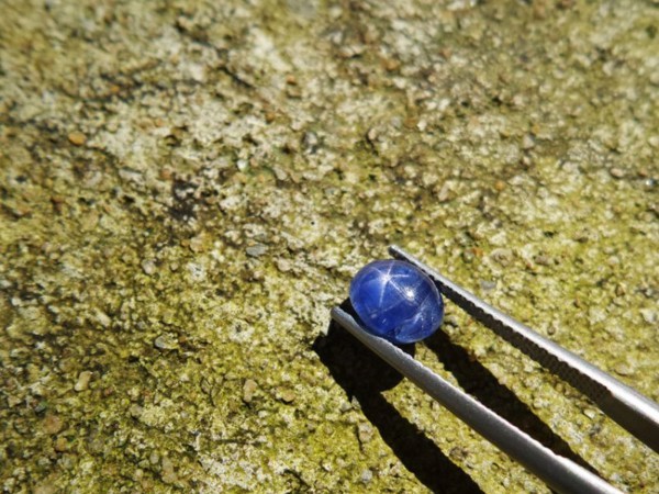 Đá Sapphire tự nhiên khai thác ở nhiều nơi tại Việt Nam