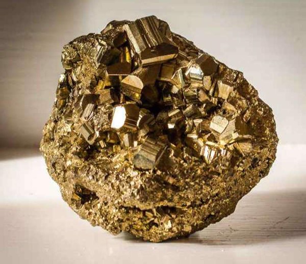 Đặt đá vàng găm ở cung tài lộc giúp thu hút vận khí