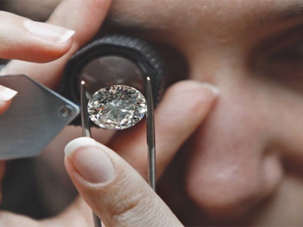 Phân biệt kim cương thật giả bằng cách dùng kính lúp