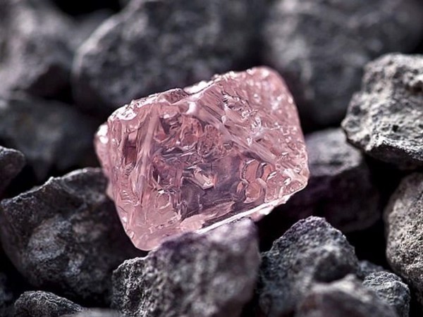 Kim cương hồng đã xuất hiện từ rất lâu trên Trái Đất