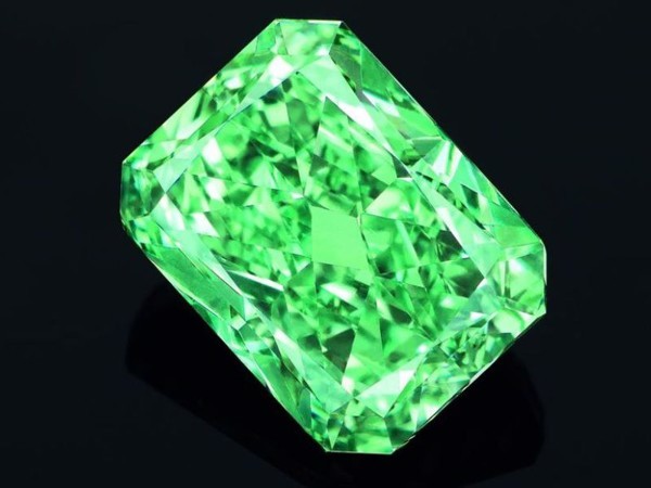 Kim cương có sắc xanh từ tự nhiên