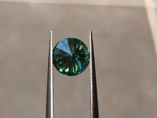 Kim cương có màu xanh nhân tạo