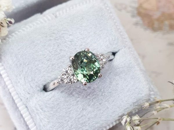 Mẫu trang sức kim cương có màu xanh đẹp, sáng bóng khi được bảo quản tốt nhất