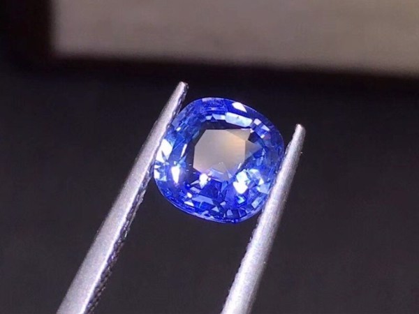 Đá Sapphire - viên đá màu xanh lam tuyệt đẹp