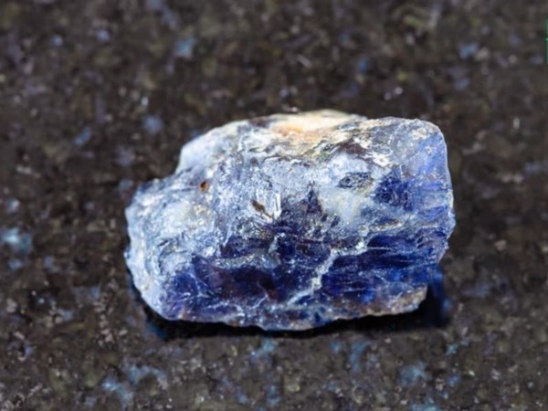 Đá Iolite - loại đá màu xanh quý hiếm mà ít ai biết đến