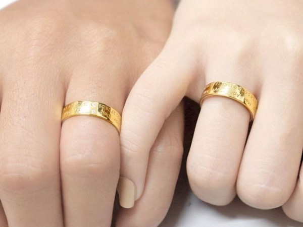 Nhẫn cưới là một cặp dành cho cả nam và nữ