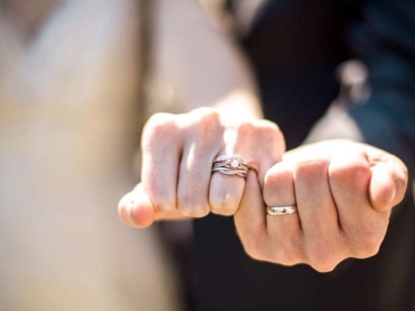 Nhẫn cưới thường đeo ở ngón áp út