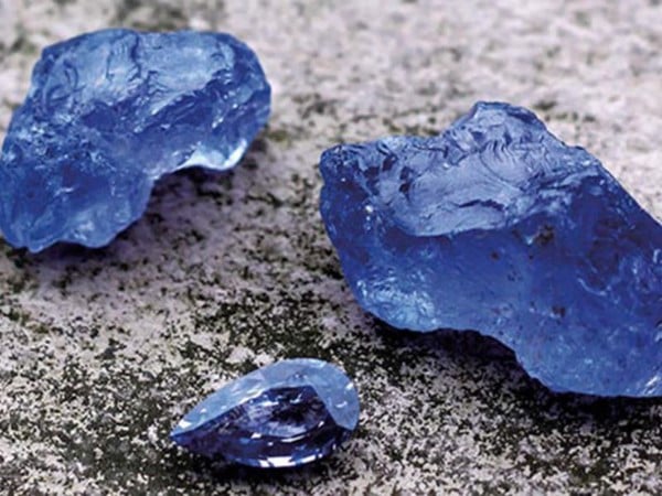 Những viên đá spinel xanh coban thô được khai thác tại Việt Nam