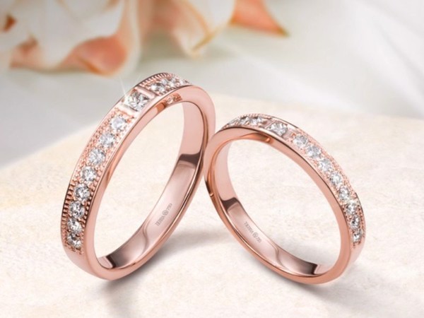 Cặp nhẫn vàng hồng tượng trưng cho tình yêu ngọt ngào, viên mãn của các cặp đôi