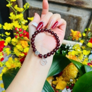 vong tay da garnet mix charm 16 min