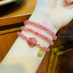 vòng tay đá thạch anh dâu mix charm