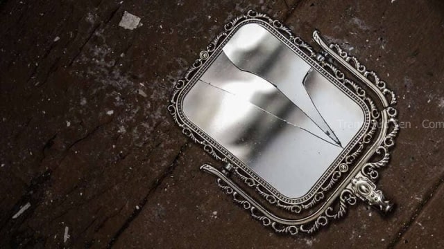 xả xui bằng cách chôn gương vỡ