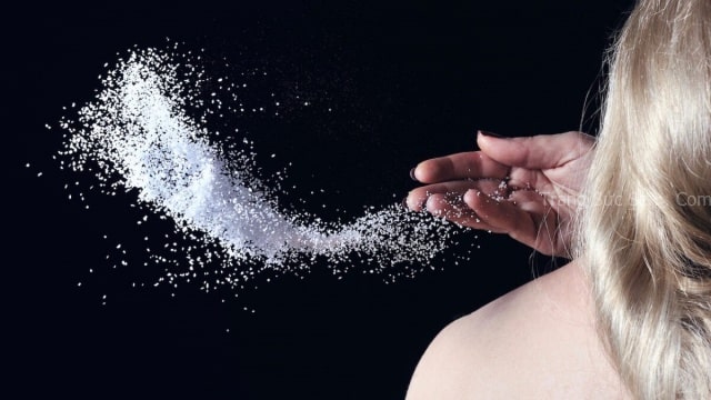 xả xui bằng cách ném muối qua vai