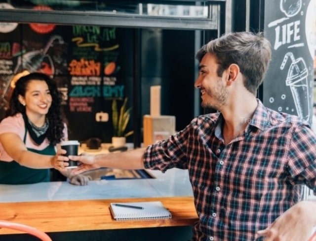 người mua hàng đầu tiên mở hàng may mắn