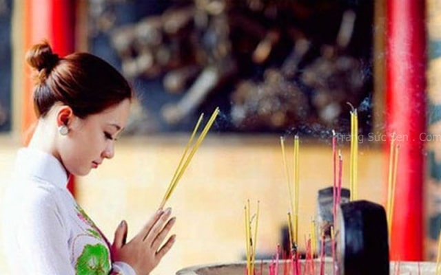 xả xui bằng thắp hương cầu an