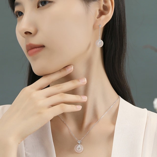 Hoa tai đá chalcedony
