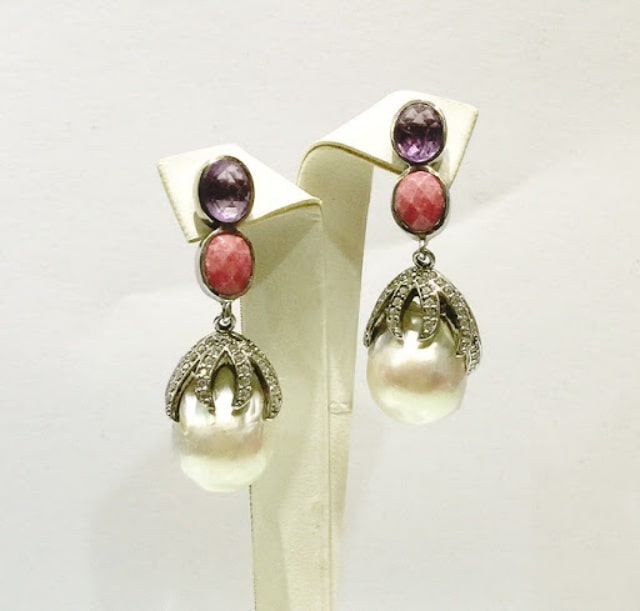 hoa tai đá rhodonite