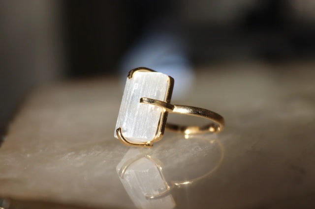 Nhẫn đá Selenite